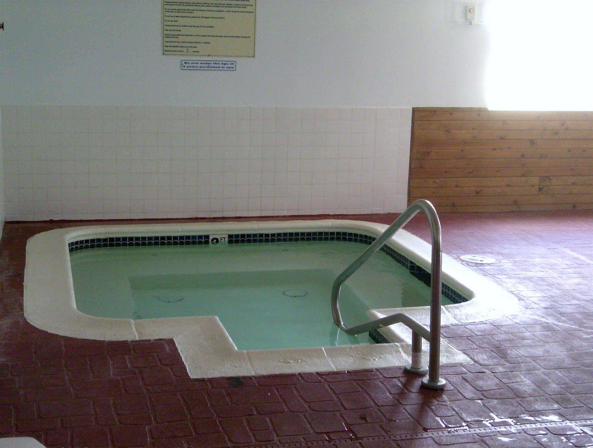 Capri Inn & Suites - Beatrice מראה חיצוני תמונה